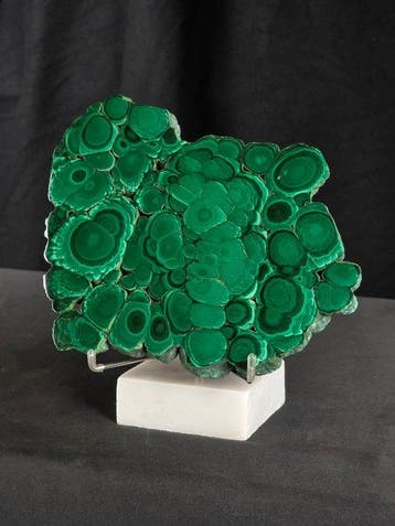 Malachite sur une base en marbre de Carrare. Forme libre -