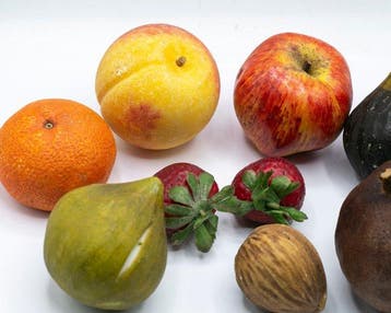 Figuur - Samenstelling van negen fruitsculpturen