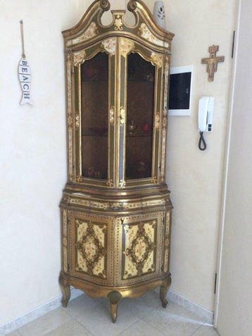 Vitrine - Métal, Bois doré, Verre - Armoire d’angle-vitrine