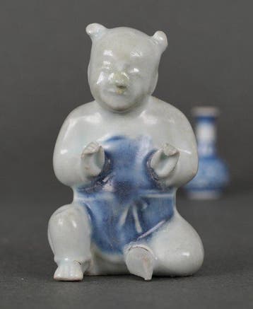 Kangxi (1662-1722) - Beeldje - Seated Boy with Blue Glazed