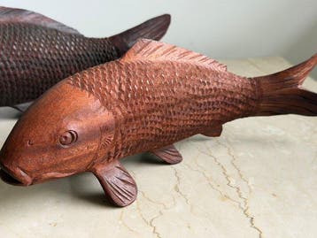 Gekleurde houten beeldhouwkunst “Two Carp”, Hout - Shigeho