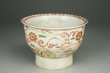 Tall Footed Bowl - Aardewerk - Vietnam - Latere Lê dynastie
