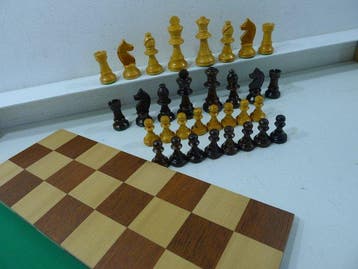 Jeu déchecs pondéré type Lardy en coffret 1950 avec