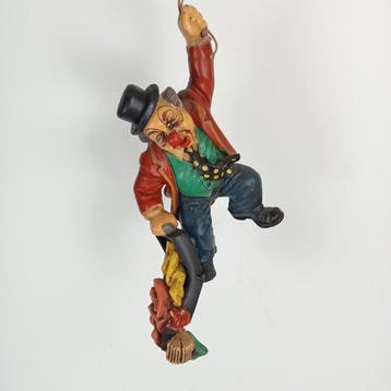 Jun Asilo-stijl - Beeld, Clown hanging from three balloons -