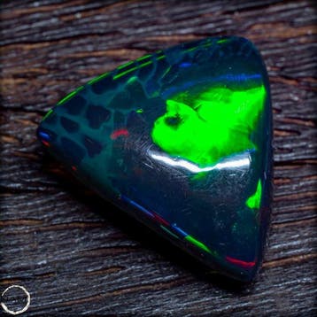 Black Opal – diepdonker lichaam met uitzonderlijk intens