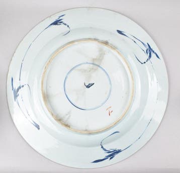 Onderbord - Een enorme Chinese Imari-landschapsschaal -