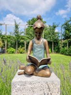 Beeldje - Girl reads book - Brons