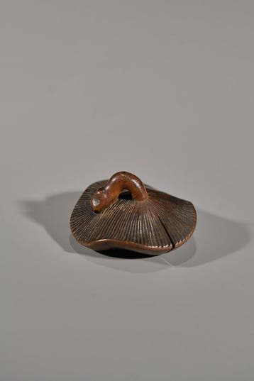 Een fijne en zachte boxhout-shunga netsuke die twee