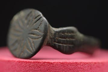 Middeleeuws (gotisch) - Bronzen abstract gedecoreerd ring -, Antiek en Kunst