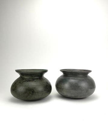 Paar Khmer bronzen bedelaarsbekers (Rishi) schalen (bhiksha)