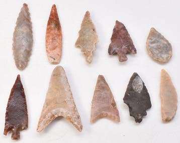 Neolithisch Jasper, Flint 10 pijlpunten van 2,5 cm tot 4 cm