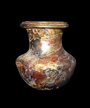 Oud-Romeins - Romeinse fles van violinekleurig glas met, Verzamelen