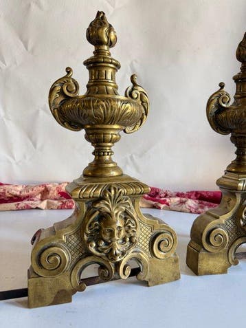 Vuurbok (2) - Louis XVI-stijl bronzen haardijzers met, Antiquités & Art