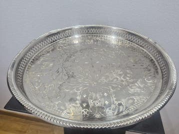 Ancien plateau décoratif arabe en argent 800 avec une