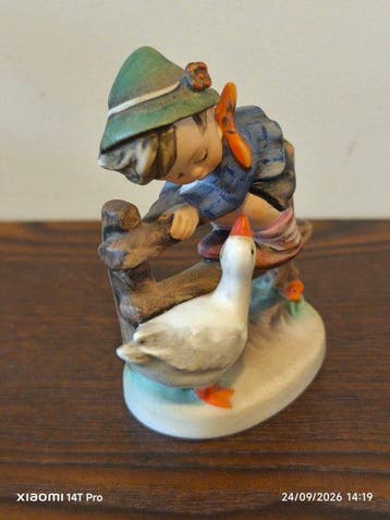 Hummel - Beeldje - Boy and duck - Keramiek, Antiek en Kunst