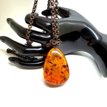 Oude ketting met een grote Baltisch amberhanger 42,2 -