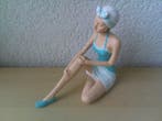 Beeldje - ZITTENDE DAME IN LICHT BLAUW BADPAK - Polystone, Antiek en Kunst