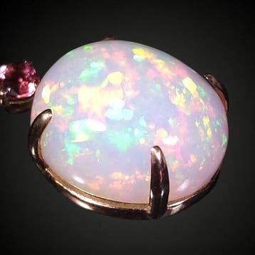 22,6 ct Uitzonderlijke opaal met toermaalijn gezet in een