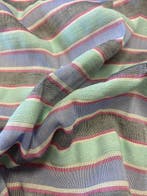 Licht en fris linnenmengsel stof met multicolore horizontale