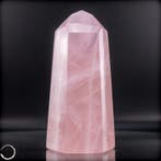 Rozenkwartsobelisk – Zachte macht in een elegante vorm-