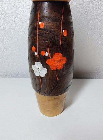 Okamoto Usaburo – Grote Kokeshi Sosaku houten met decoratie