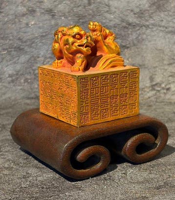 Drakenzegel inclusief sokkel - Brons, Hout - China (Zonder, Antiek en Kunst