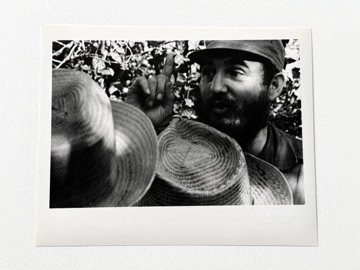 Alberto Korda (1928–2001) - Fidel Castro conversando con, Antiek en Kunst, Kunst | Designobjecten