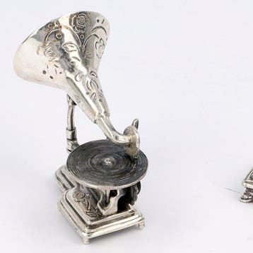 Medusa-Oro. - Statuette, Grammafoon & Naaimachine. - 2.7 cm