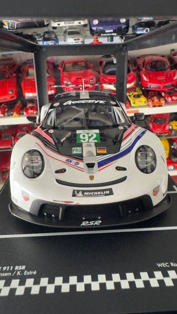 IXO 1:18 - Modelauto - Porsche 911 RSR-19 Goodbye #92 -