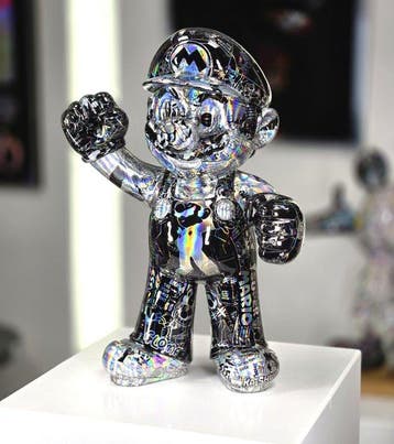 Patryk Konrad - Super Mario pop art sculpture, holographic