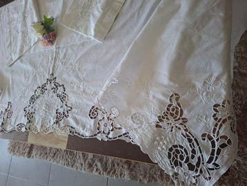 Droomlaken met prachtige borduursels, met de hand tot in