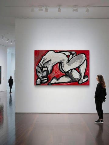 Gundi Falk (1966) - Nu gestuel recroquevillé au fond rouge