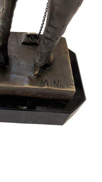 M. Nick - Figuur - Weibliche Figur mit Stab - Brons, Marmer