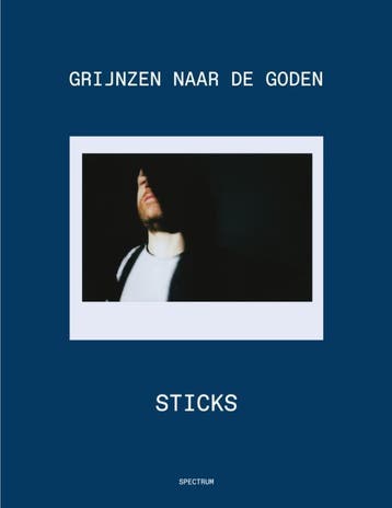 Grijnzen naar de Goden 9789000378890 Sticks, Verzenden, Gelezen, Sticks