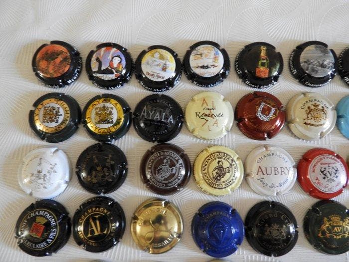 Champagne capsules (240) - Staal, Antiek en Kunst, Antiek | Speelgoed