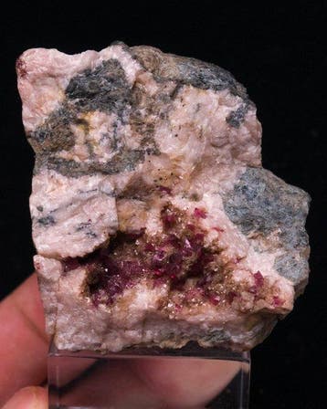 ROSELITE KRISTALLEN op een dolomietholte - Hoogte: 5.2 cm -
