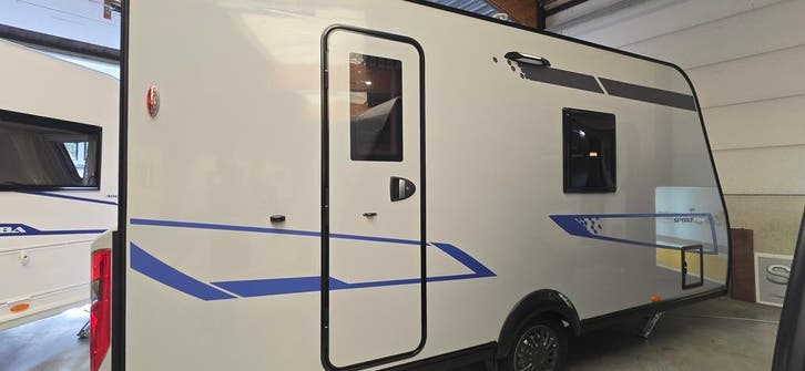 Caravelair Sportline 410 2026, Caravans en Kamperen, Caravans, 1000 - 1250 kg, Airco, Disselslot, Douche, Fietsenrek, Gascomfoor