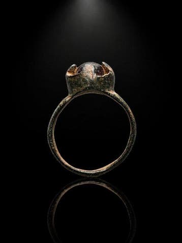 Médiéval Bronze Bague avec cabochon de pierre précieuse