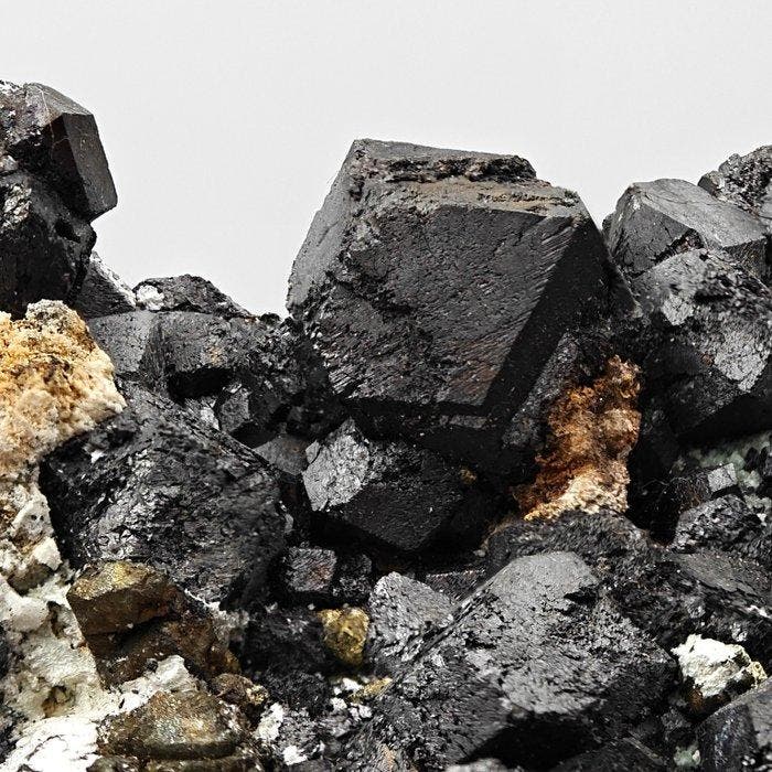 Goudkleurige pyriet met zwarte magnetiet, PreALPINA, Verzamelen, Mineralen en Fossielen