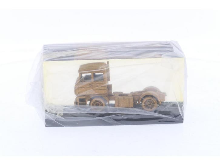 DAF Trucks kwart milioen editie 5-9-84 goudkleurig in har..., Hobby en Vrije tijd, Modelauto's | Overige schalen, Gebruikt, Ophalen of Verzenden