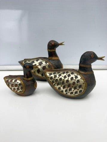 Beeldje - Houtsnijwerk - Elegante driedelige eendenfamilie /