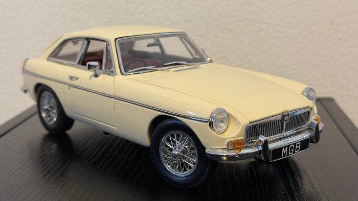 Universal Hobbies 1:18 - Modelauto - MG - MGB GT mk1 Coupé, Hobby & Loisirs créatifs, Voitures miniatures | 1:5 à 1:12