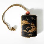 Gouden maki-e vier-vakken inro met koraal-ojime - Houten