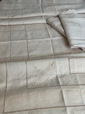Linge de lit ancien en métis. Broderie main .NEUF jamais