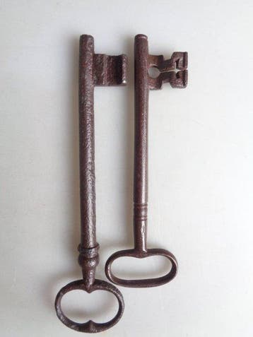 2 Grote sleutels (17,4 cm en 14,7 cm) - 18e eeuw - Sleutel