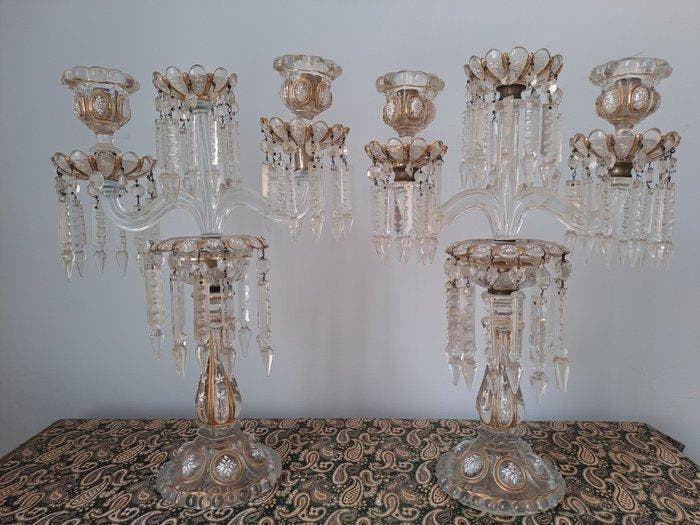 Kandelaber (2) - geperst Boheems glas met kristallen, Antiquités & Art, Antiquités | Meubles | Chaises & Canapés
