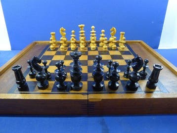 Jeu déchecs en buis type La Regence célèbre café de Paris