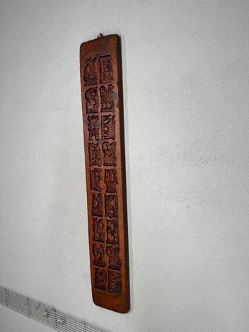 Antieke houten speculaasplank met zestien rijk gesneden