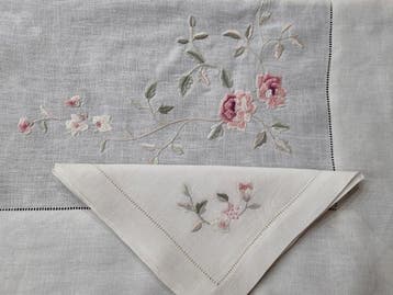 Tovaglia in puro lino con ricamo a macchina e rifinitura a, Antiek en Kunst