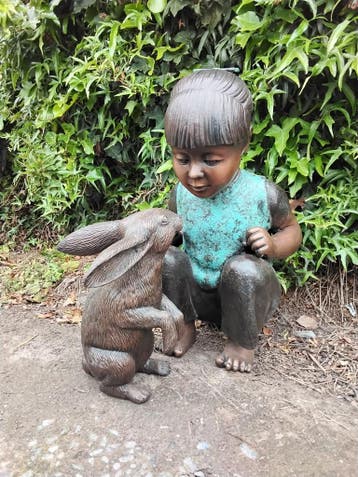 bronzen meisje met konijn